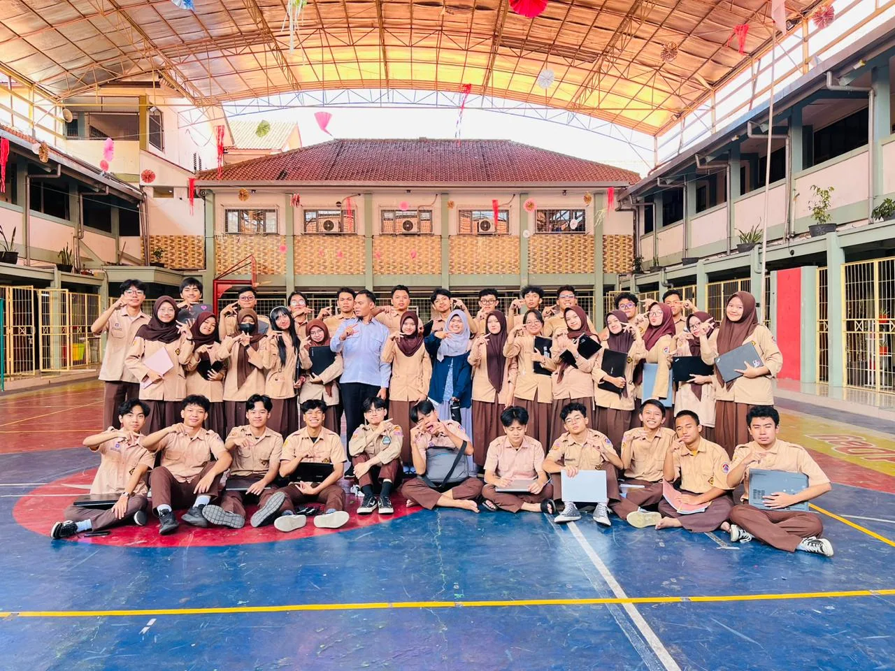 Potongan perjalanan: kelas bersama tim kegiatan di lapangan sekolah.